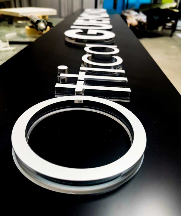 insegna-lettere-sporgenti