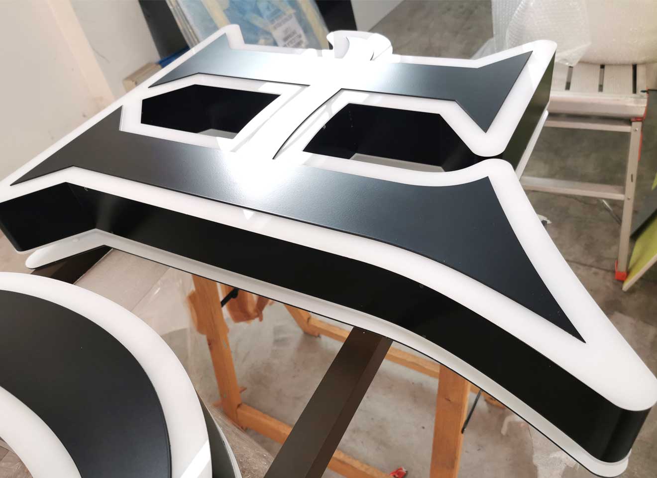 insegna-a-lettere-inscatolate-luminosa-provincia-di-bologna