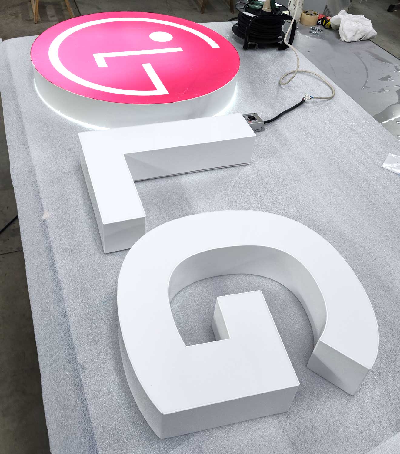 insegna-aziendale-a-lettere-scatolate