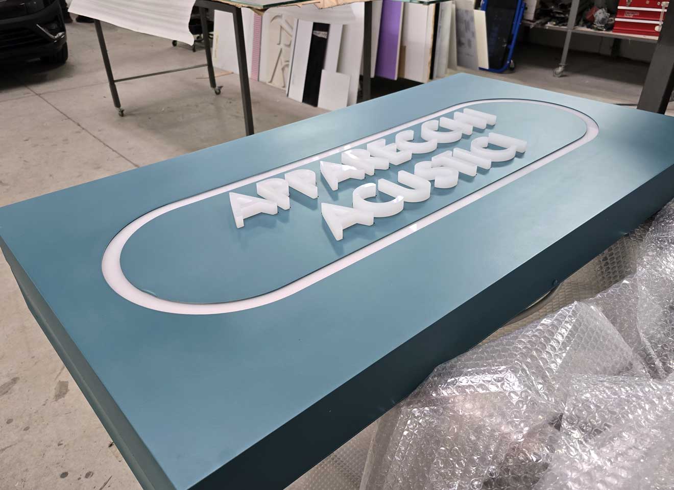 insegna-cassonetto-con-lettere-luminose-modena