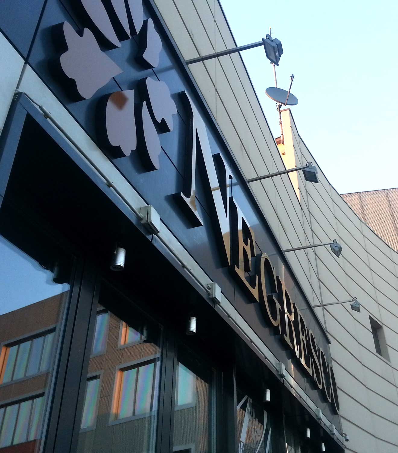 insegna-illuminata-con-faretti