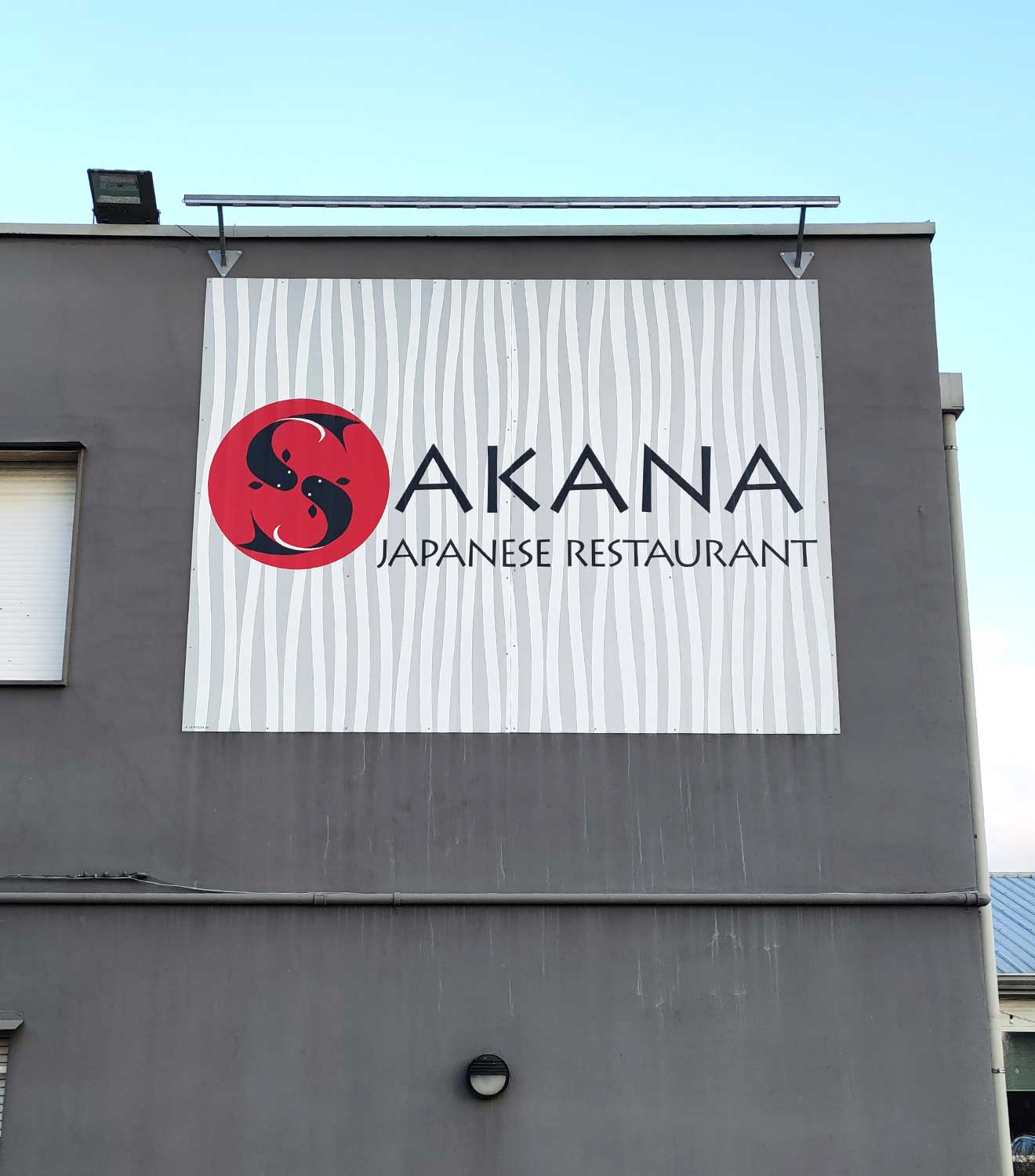 insegna-illuminata-con-fari