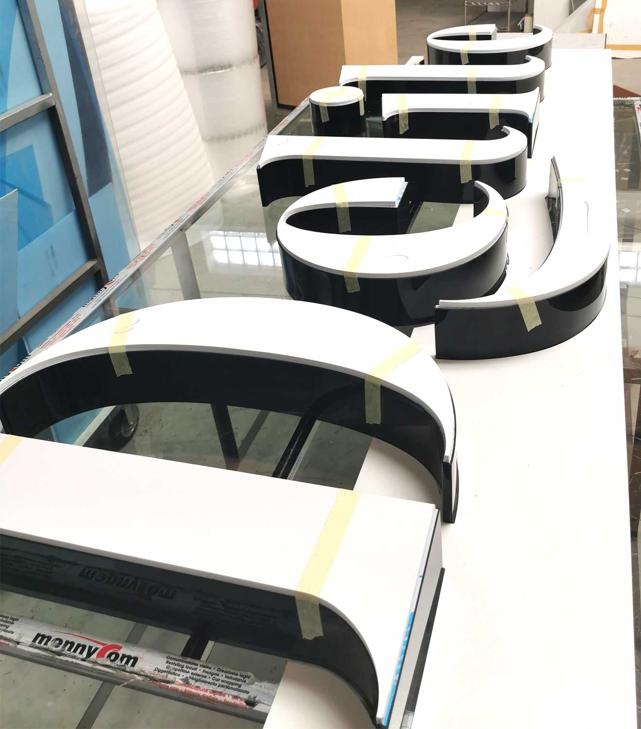 insegna-luminosa-a-lettere-scatolate