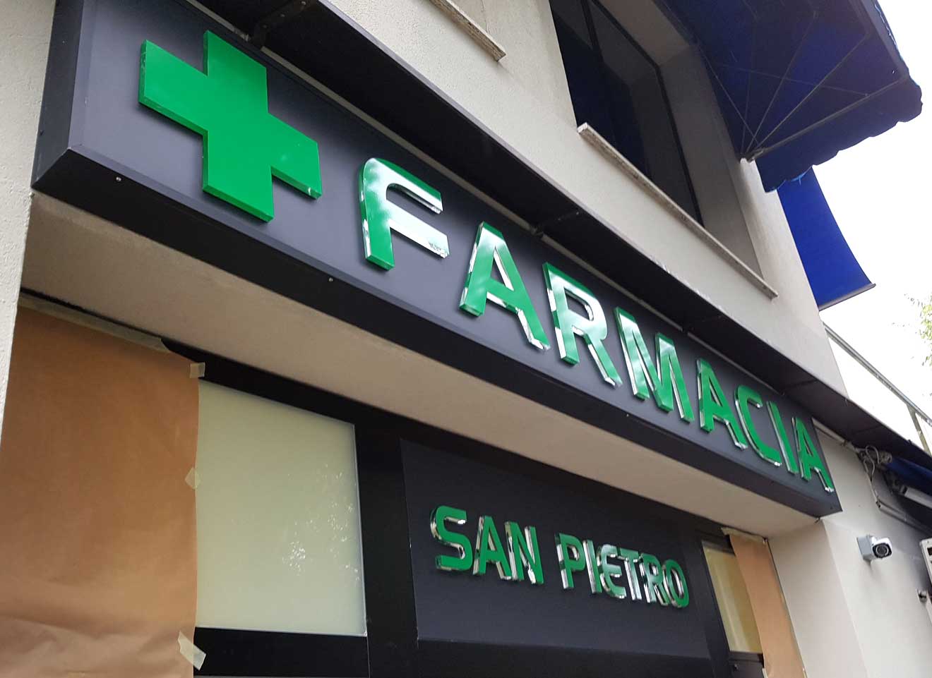 insegne-a-cassonetto-per-farmacie-bologna