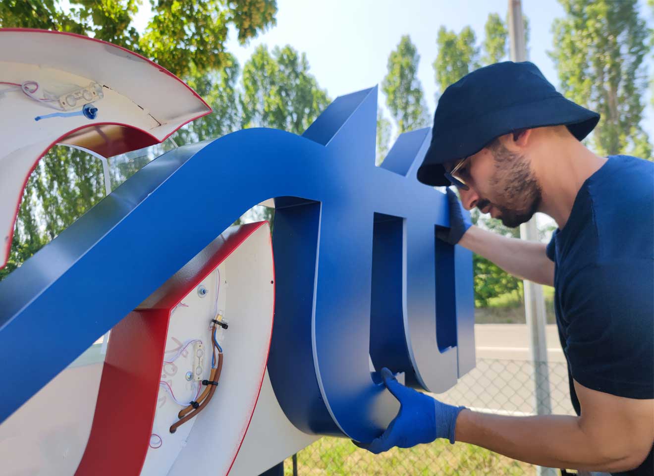 montaggio-insegna-a-lettere-scatolate