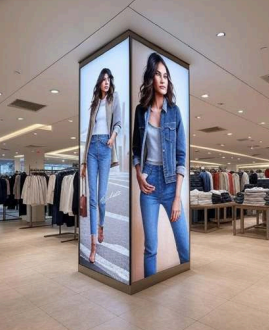 Ledwall indoor su colonna in negozio di abbigliamento per comunicazione in-store