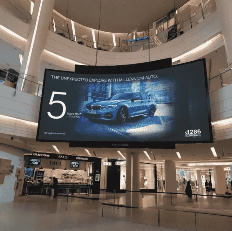 Ledwall indoor sospeso in centro commerciale per pubblicità dinamica