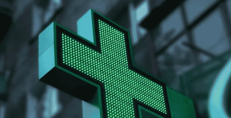 Dettaglio croce farmacia LED LightCross con matrice di moduli LED verde accesi