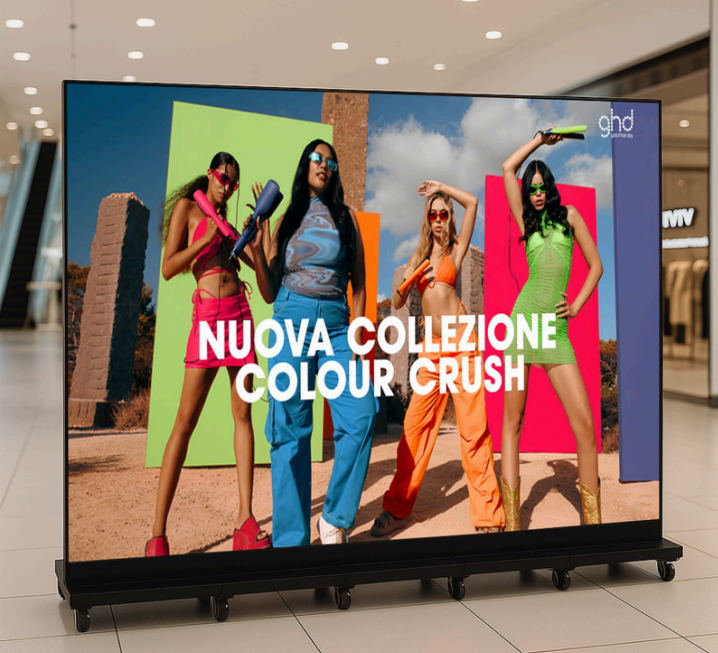 otem LED digitale orizzontale PixelTower in centro commerciale con contenuto pubblicitario