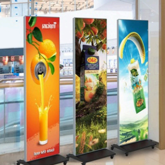 Tre totem LED digitali PixelTower affiancati con contenuti pubblicitari diversi