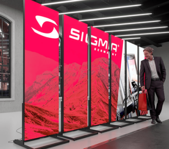 Totem LED digitali PixelTower in configurazione stand fieristico con brand Sigma