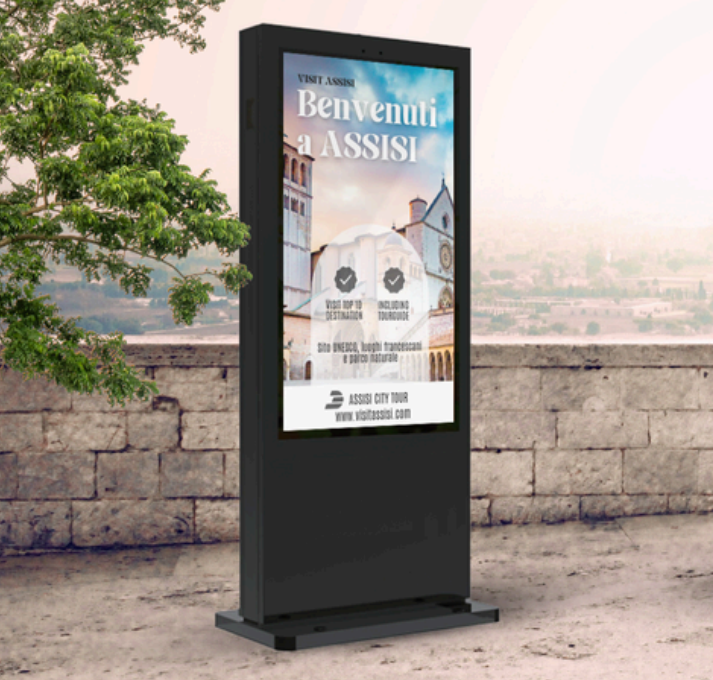 Totem LCD StreetTower in installazione outdoor con contenuto informativo turistico