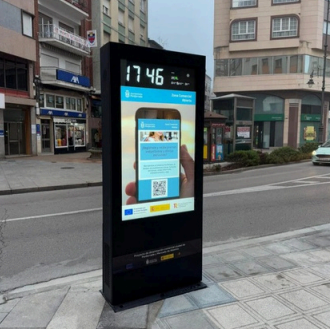 Totem LCD StreetTower installato su marciapiede urbano con display informativo