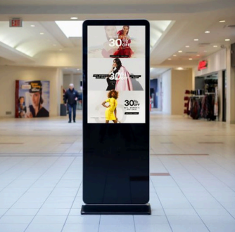 Totem LCD GlassTower in centro commerciale con contenuto moda su display verticale