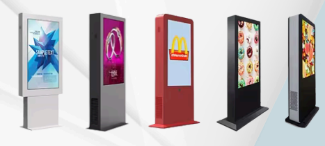 Cinque totem touch screen LCD in diverse colorazioni e configurazioni