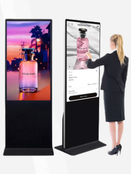Totem touch screen LCD in showroom di lusso con utente che interagisce con il display