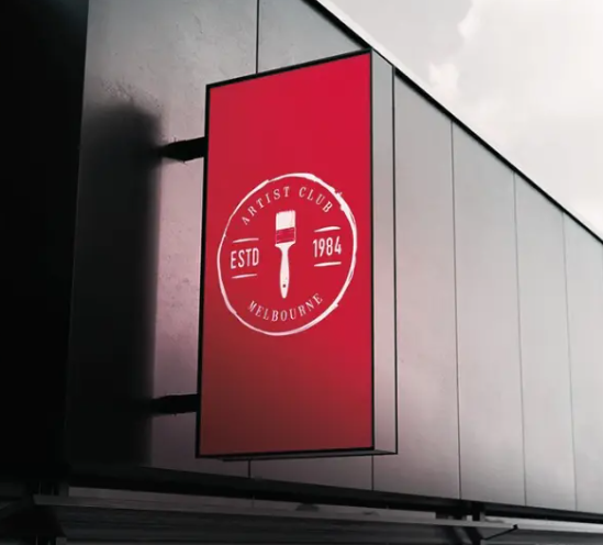 Insegna LED bifacciale SkySign verticale a bandiera su facciata industriale con logo