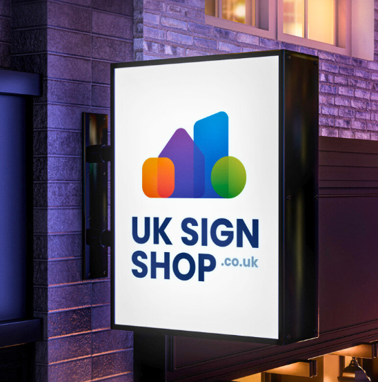 Insegna LED bifacciale SkySign quadrata in notturna con logo aziendale illuminato