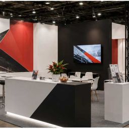 Stand fieristico moderno con comunicazione visiva coordinata